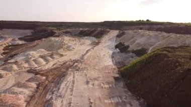 Kum madeninde bir aile. Turkuaz lagün ve yüzey mayınları açıkta kalmış renkli mineraller, çukurun dibinde ekipmanlar..
