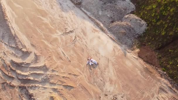 Familie Sandbruch Türkisfarbene Lagune Und Oberirdische Mine Mit Freigelegten Farbigen — Stockvideo