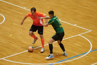 KHARKIV, UKRAINE - 11 Aralık 2021 Ukrayna ExtraLeague Viva Cup Monolit Donbass Energo Trading 'e karşı futsal maçı