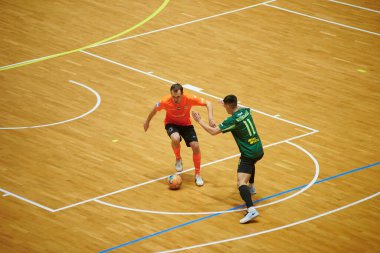 KHARKIV, UKRAINE - 11 Aralık 2021 Ukrayna ExtraLeague Viva Cup Monolit Donbass Energo Trading 'e karşı futsal maçı