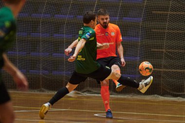KHARKIV, UKRAINE - 11 Aralık 2021 Ukrayna ExtraLeague Viva Cup Monolit Donbass Energo Trading 'e karşı futsal maçı