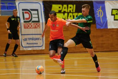 KHARKIV, UKRAINE - 11 Aralık 2021 Ukrayna ExtraLeague Viva Cup Monolit Donbass Energo Trading 'e karşı futsal maçı