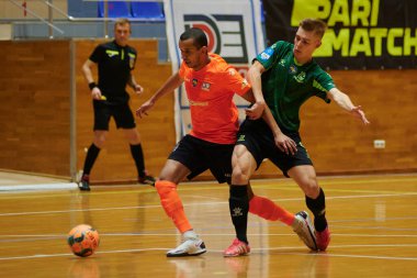 KHARKIV, UKRAINE - 11 Aralık 2021 Ukrayna ExtraLeague Viva Cup Monolit Donbass Energo Trading 'e karşı futsal maçı