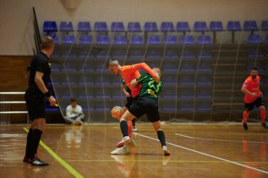 KHARKIV, UKRAINE - 11 Aralık 2021 Ukrayna ExtraLeague Viva Cup Monolit Donbass Energo Trading 'e karşı futsal maçı