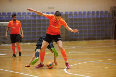 KHARKIV, UKRAINE - 11 Aralık 2021 Ukrayna ExtraLeague Viva Cup Monolit Donbass Energo Trading 'e karşı futsal maçı