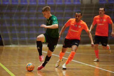 KHARKIV, UKRAINE - 11 Aralık 2021 Ukrayna ExtraLeague Viva Cup Monolit Donbass Energo Trading 'e karşı futsal maçı
