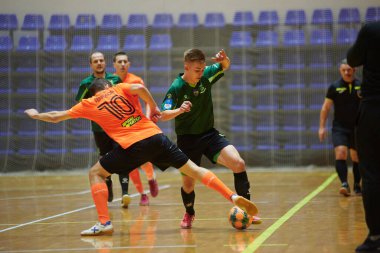 KHARKIV, UKRAINE - 11 Aralık 2021 Ukrayna ExtraLeague Viva Cup Monolit Donbass Energo Trading 'e karşı futsal maçı