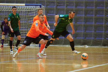 KHARKIV, UKRAINE - 11 Aralık 2021 Ukrayna ExtraLeague Viva Cup Monolit Donbass Energo Trading 'e karşı futsal maçı