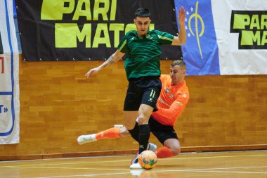 KHARKIV, UKRAINE - 11 Aralık 2021 Ukrayna ExtraLeague Viva Cup Monolit Donbass Energo Trading 'e karşı futsal maçı