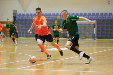 KHARKIV, UKRAINE - 11 Aralık 2021 Ukrayna ExtraLeague Viva Cup Monolit Donbass Energo Trading 'e karşı futsal maçı