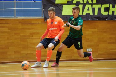 KHARKIV, UKRAINE - 11 Aralık 2021 Ukrayna ExtraLeague Viva Cup Monolit Donbass Energo Trading 'e karşı futsal maçı