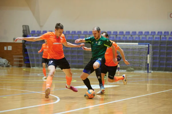 KHARKIV, UKRAINE - 11 Aralık 2021 Ukrayna ExtraLeague Viva Cup Monolit Donbass Energo Trading 'e karşı futsal maçı