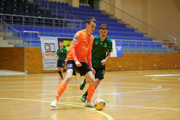 KHARKIV, UKRAINE - 11 Aralık 2021 Ukrayna ExtraLeague Viva Cup Monolit Donbass Energo Trading 'e karşı futsal maçı