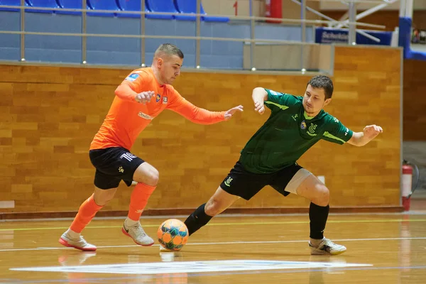KHARKIV, UKRAINE - 11 Aralık 2021 Ukrayna ExtraLeague Viva Cup Monolit Donbass Energo Trading 'e karşı futsal maçı