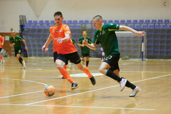 KHARKIV, UKRAINE - 11 Aralık 2021 Ukrayna ExtraLeague Viva Cup Monolit Donbass Energo Trading 'e karşı futsal maçı
