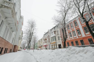 KHARKIV, UKRAINE - 10 HAZİRAN 2017 Kharkov sokaklarına kar yağdı. Şehir kış manzarası.