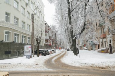 KHARKIV, UKRAINE - 10 HAZİRAN 2017 Kharkov sokaklarına kar yağdı. Şehir kış manzarası.