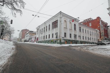 KHARKIV, UKRAINE - 10 HAZİRAN 2017 Kharkov sokaklarına kar yağdı. Şehir kış manzarası.
