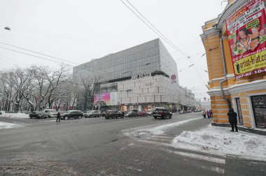 KHARKIV, UKRAINE - 10 HAZİRAN 2017 Kharkov sokaklarına kar yağdı. Şehir kış manzarası.