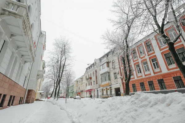 KHARKIV, UKRAINE - 10 HAZİRAN 2017 Kharkov sokaklarına kar yağdı. Şehir kış manzarası.