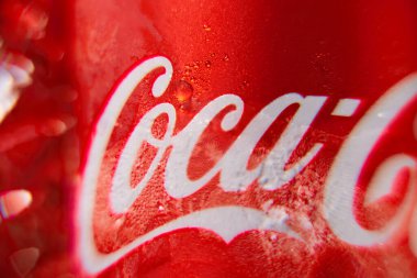 KHARKIV, UKRAINE - 14 Aralık 2021: bir kutu Coca Cola içeceği. İçki The Coca-Cola Company tarafından üretilir ve üretilir. Noel ve Yeni Yıl İçkisi