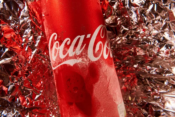 Kharkiv Ukraine December 2021 Egy Doboz Coca Cola Ital Italt — Stock Fotó