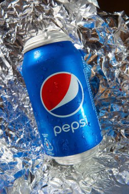 KHARKIV, UKRAINE - 14 Aralık 2021: bir kutu Pepsi. Futbol iç.