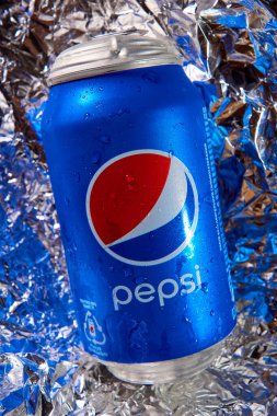 KHARKIV, UKRAINE - 14 Aralık 2021: bir kutu Pepsi. Futbol iç.