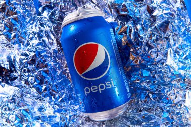 KHARKIV, UKRAINE - 14 Aralık 2021: bir kutu Pepsi. Futbol iç.