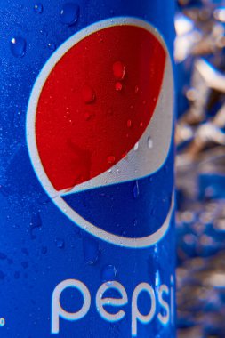 KHARKIV, UKRAINE - 14 Aralık 2021: bir kutu Pepsi. Futbol iç.