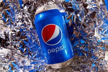 KHARKIV, UKRAINE - 14 Aralık 2021: bir kutu Pepsi. Futbol iç.