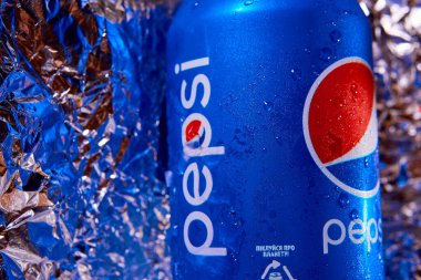 KHARKIV, UKRAINE - 14 Aralık 2021: bir kutu Pepsi. Futbol iç.