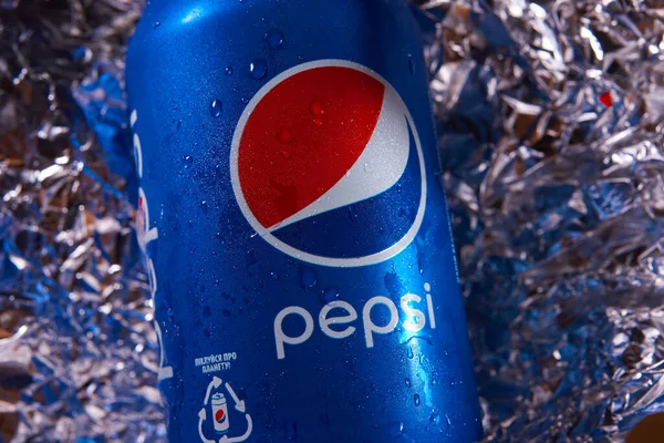 KHARKIV, UKRAINE - 14 Aralık 2021: bir kutu Pepsi. Futbol iç.
