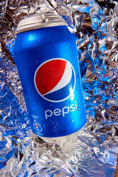 KHARKIV, UKRAINE - 14 Aralık 2021: bir kutu Pepsi. Futbol iç.