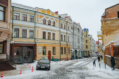 Kyiv, Ukrayna - 13 Aralık 2018: Vozdvyzhenka imülticated house 'un lüks mahallesi olan Podil' deki Kiev şehrinin eski çağdaş tarihi renkli sokak binaları