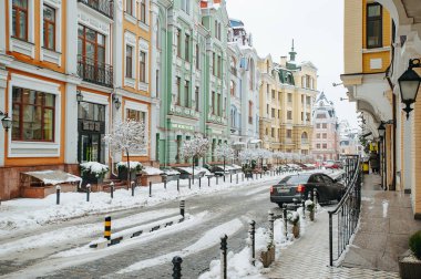 Kyiv, Ukrayna - 13 Aralık 2018: Vozdvyzhenka imülticated house 'un lüks mahallesi olan Podil' deki Kiev şehrinin eski çağdaş tarihi renkli sokak binaları