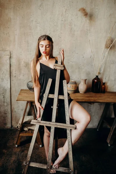 Egy Magas Barna Lány Fekete Ruhában Egy Festő Mulbert Mellett — Stock Fotó