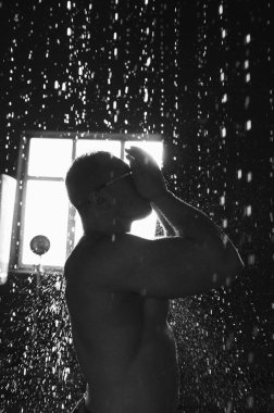 Duşta yakışıklı kaslı adam. Bireylik. 