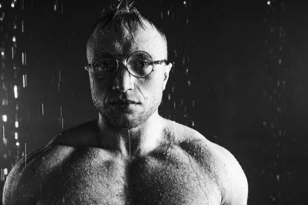 Bonito Homem Musculoso Chuveiro Retrato Individualidade — Fotografia de Stock