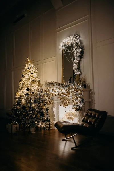 装饰着圣诞树的美丽假日房间 — 图库照片