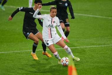 KHARKIV, UKRAINE - 8 Aralık 2021: Celin Bizet Ildhusey. UEFA Kadınlar Ligi 'nin futbol maçı Zhilstroi-1 PSG' ye karşı.. 