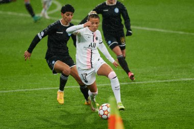KHARKIV, UKRAINE - 8 Aralık 2021: Celin Bizet Ildhusey. UEFA Kadınlar Ligi 'nin futbol maçı Zhilstroi-1 PSG' ye karşı.. 