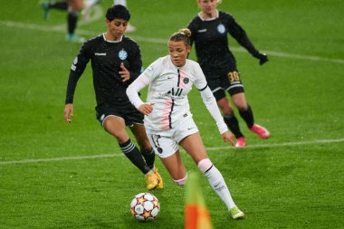 KHARKIV, UKRAINE - 8 Aralık 2021: Celin Bizet Ildhusey. UEFA Kadınlar Ligi 'nin futbol maçı Zhilstroi-1 PSG' ye karşı.. 