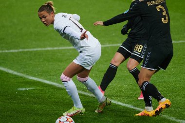 KHARKIV, UKRAINE - 8 Aralık 2021: Celin Bizet Ildhusey. UEFA Kadınlar Ligi 'nin futbol maçı Zhilstroi-1 PSG' ye karşı.. 