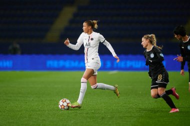 KHARKIV, UKRAINE - 8 Aralık 2021: Celin Bizet Ildhusey. UEFA Kadınlar Ligi 'nin futbol maçı Zhilstroi-1 PSG' ye karşı.. 