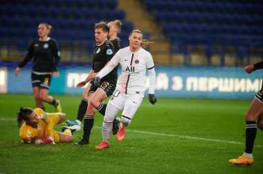 KHARKIV, UKRAINE - 8 Aralık 2021: Ramona Bachmann. UEFA Kadınlar Ligi 'nin futbol maçı Zhilstroi-1 PSG' ye karşı.. 