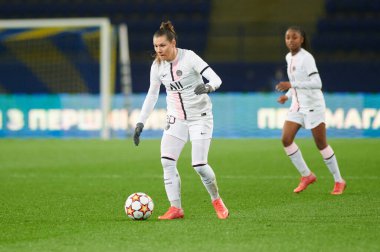 KHARKIV, UKRAINE - 8 Aralık 2021: Ramona Bachmann. UEFA Kadınlar Ligi 'nin futbol maçı Zhilstroi-1 PSG' ye karşı.. 