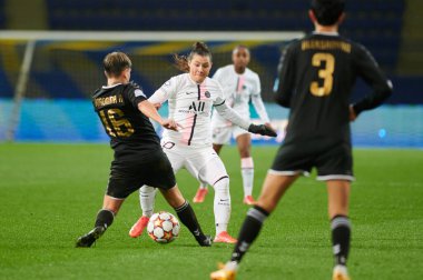 KHARKIV, UKRAINE - 8 Aralık 2021: Ramona Bachmann. UEFA Kadınlar Ligi 'nin futbol maçı Zhilstroi-1 PSG' ye karşı.. 