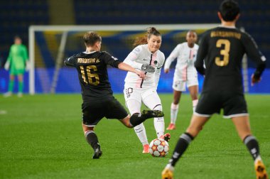 KHARKIV, UKRAINE - 8 Aralık 2021: Ramona Bachmann. UEFA Kadınlar Ligi 'nin futbol maçı Zhilstroi-1 PSG' ye karşı.. 