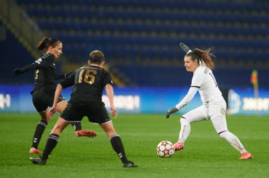 KHARKIV, UKRAINE - 8 Aralık 2021: Ramona Bachmann. UEFA Kadınlar Ligi 'nin futbol maçı Zhilstroi-1 PSG' ye karşı.. 